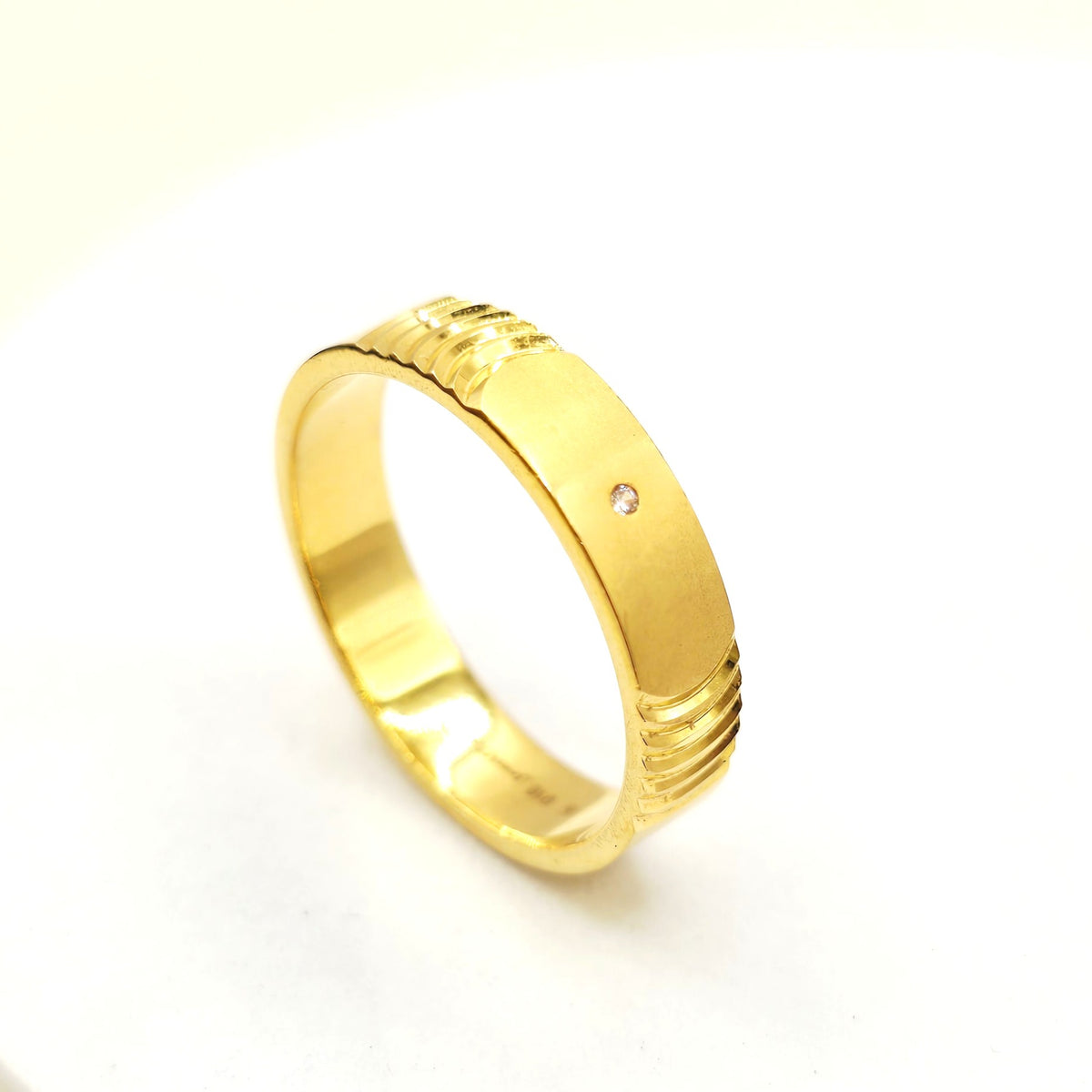 Satin Single-Stone Gold Ring