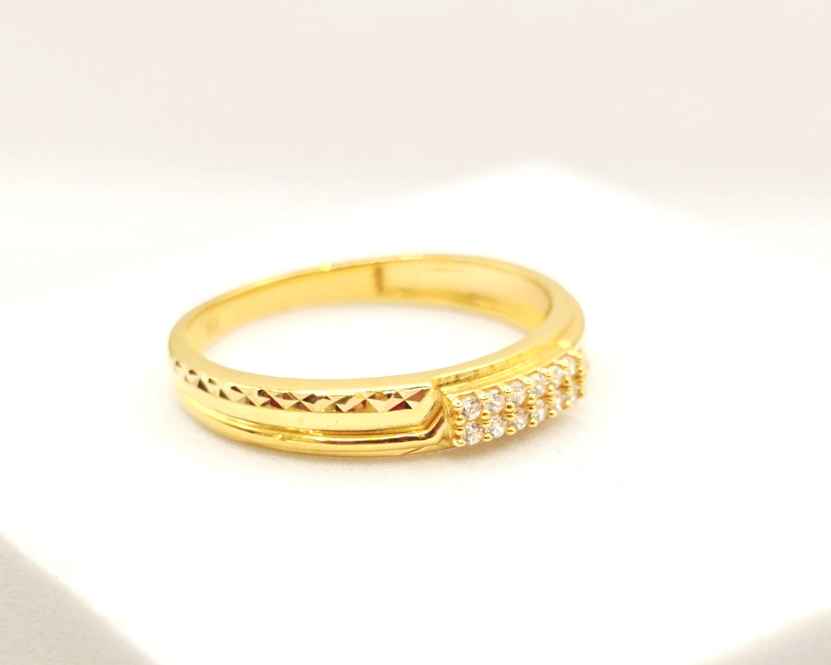 Diamond-Cut and Crystal Gold Ring