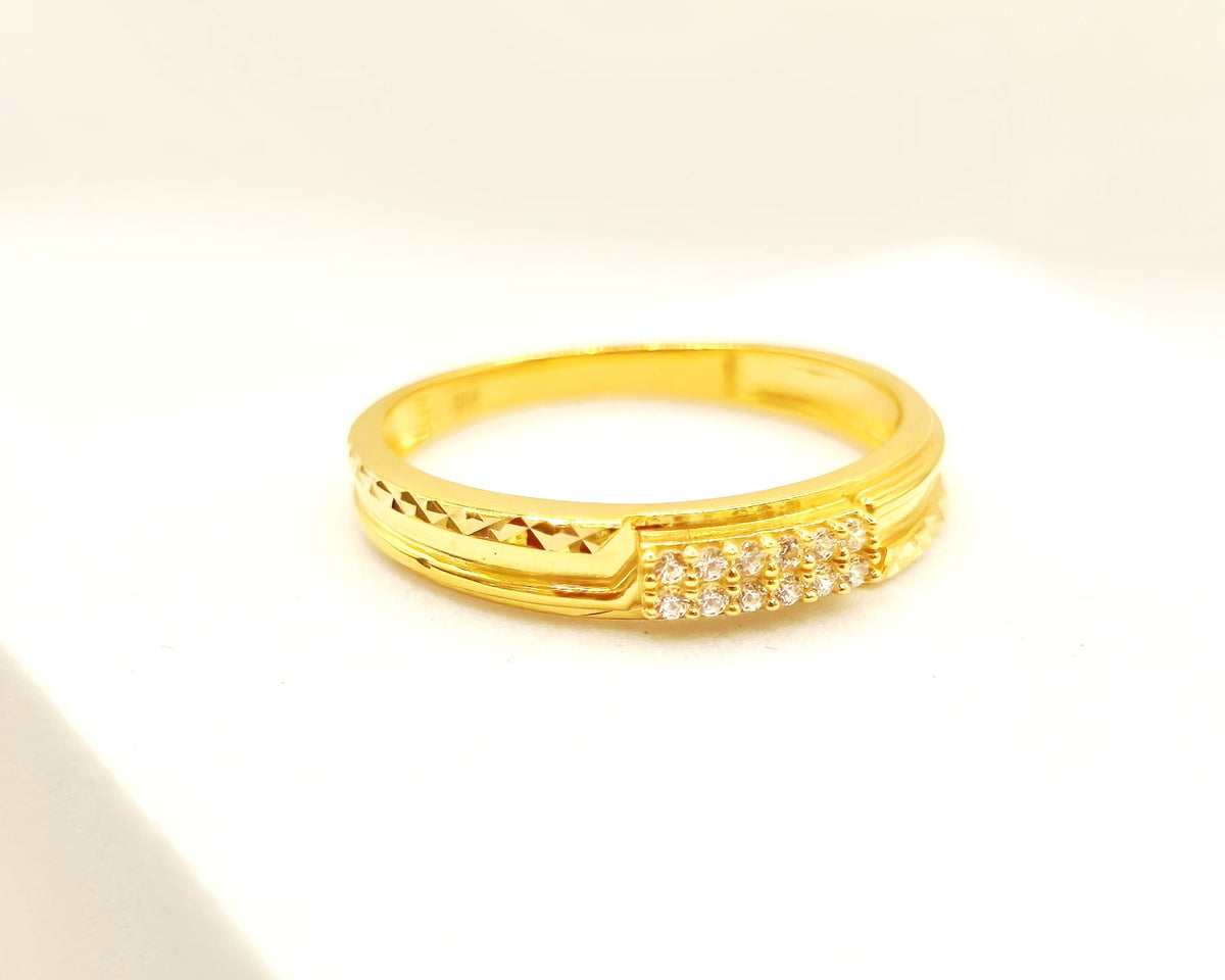 Diamond-Cut and Crystal Gold Ring