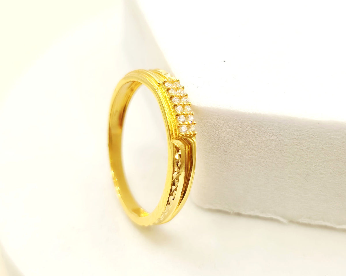 Diamond-Cut and Crystal Gold Ring