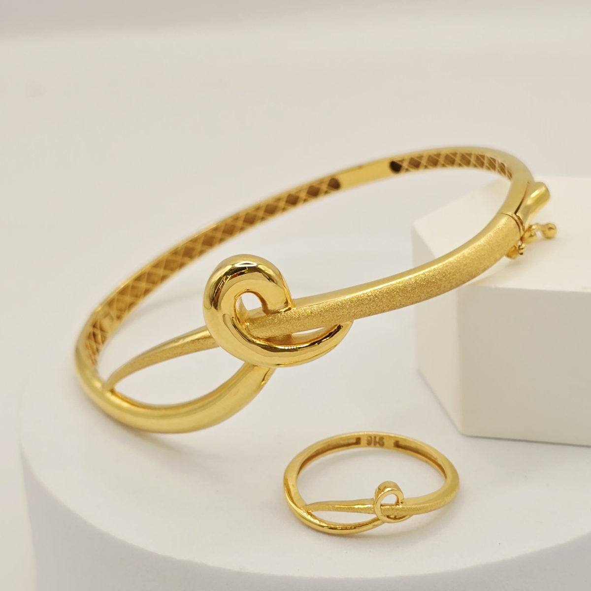 Knot Ladies Kada and Ring in 22ct gold — view 3