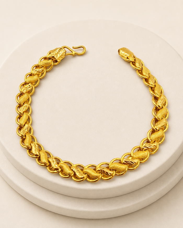 Leaf Link Men's Bracelet in 22ct gold — view 1