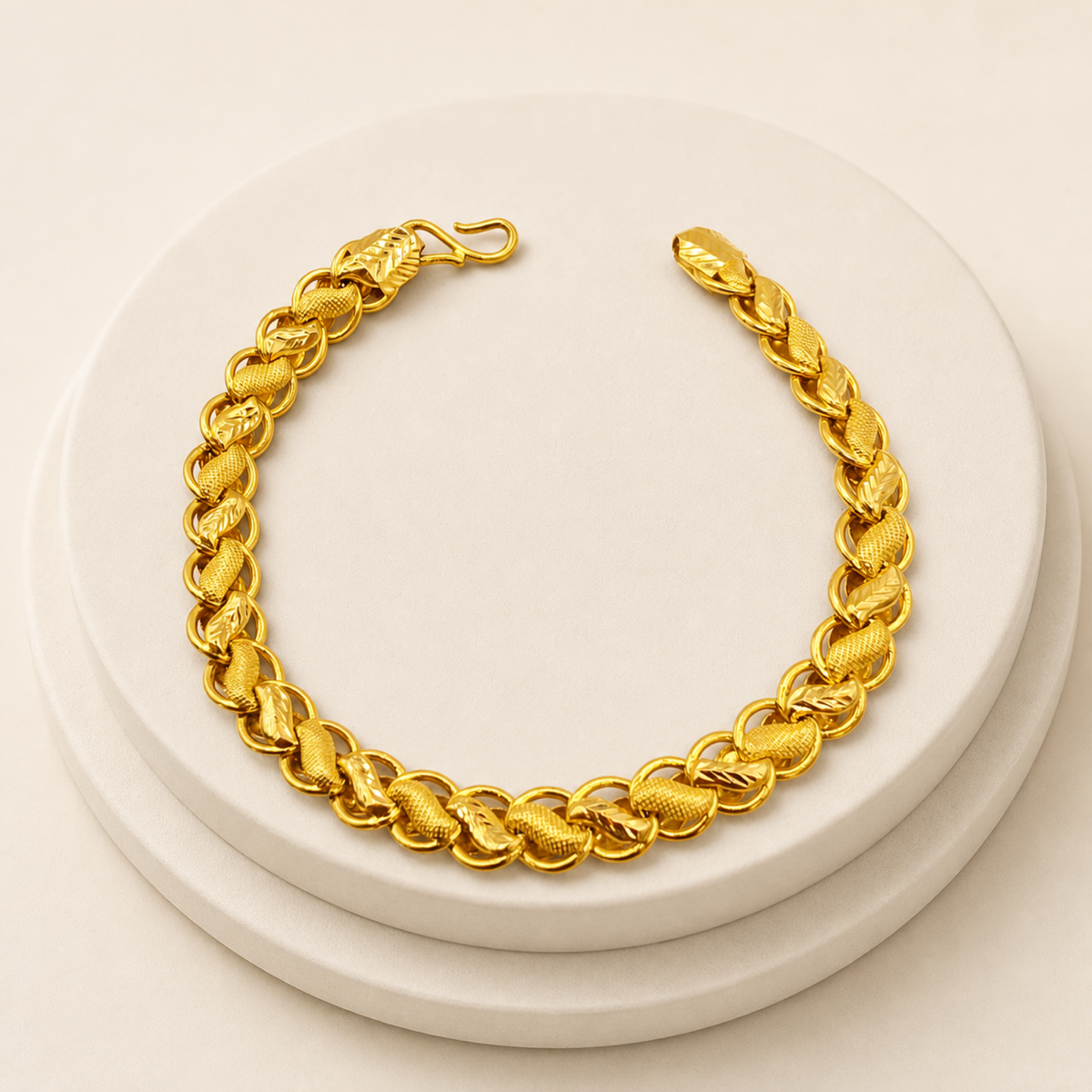Leaf Link Men's Bracelet in 22ct gold — view 1