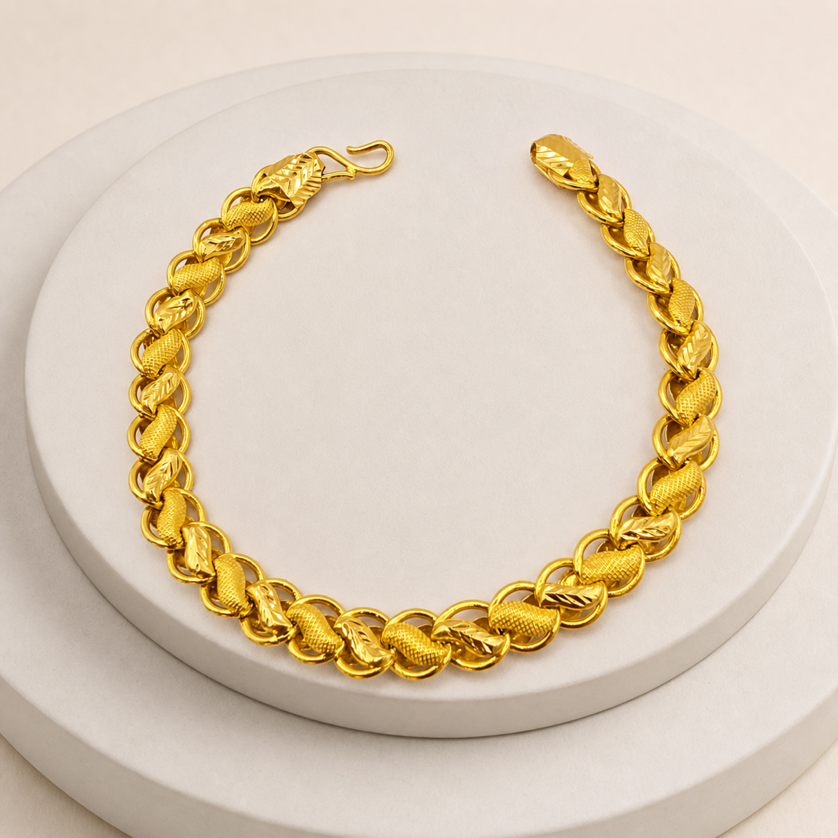 Leaf Link Men's Bracelet in 22ct gold — view 2