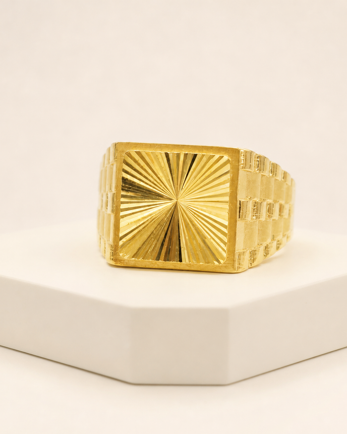 Sunburst Signet Ring in 22ct gold — view 1