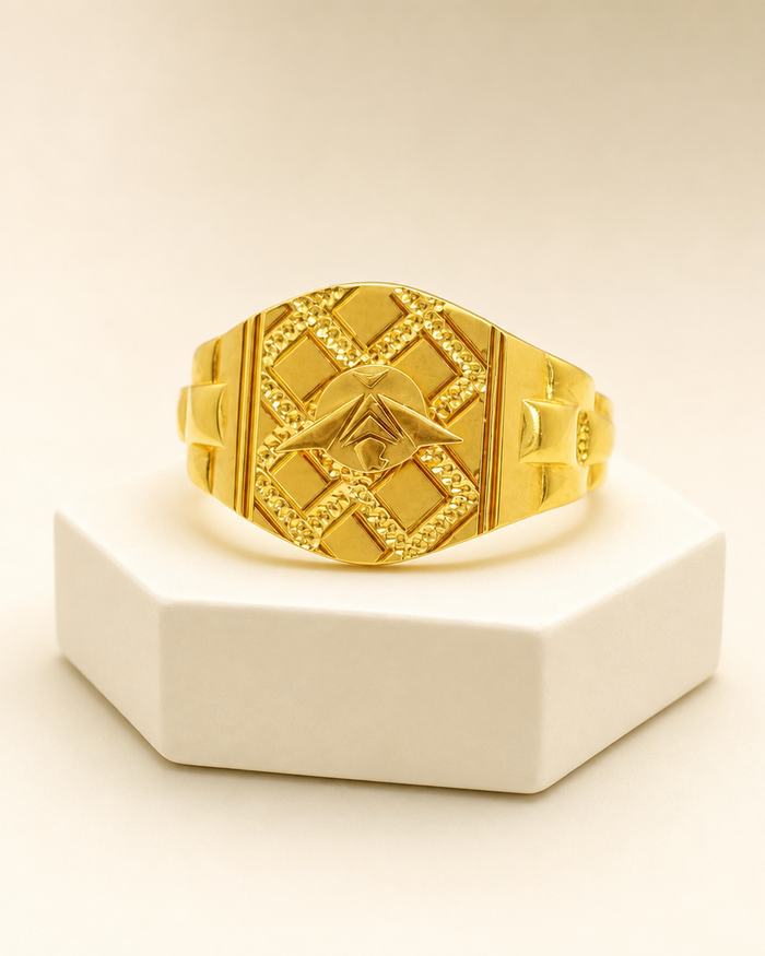 Eagle Signet Ring in 22ct gold — view 1