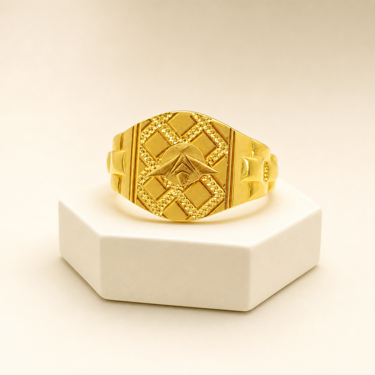 Eagle Signet Ring in 22ct gold — view 1
