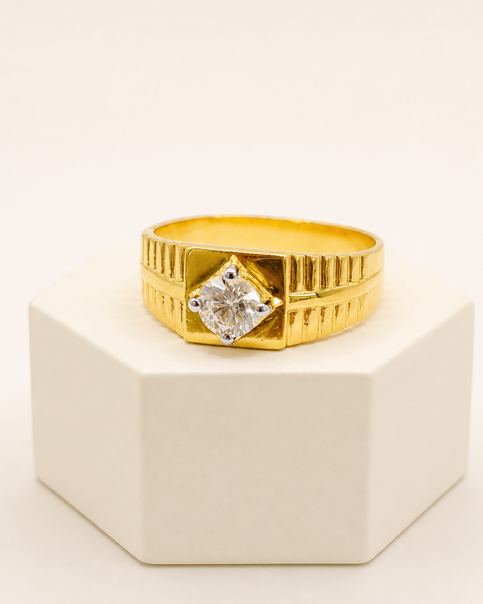Single Stone Ring in 22ct gold — view 1