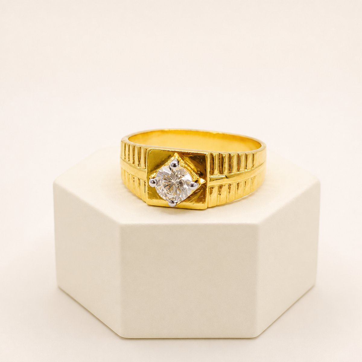 Single Stone Ring in 22ct gold — view 1