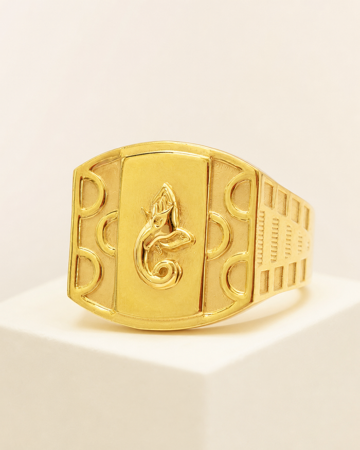 Devotional Signet Ring in 22ct gold — view 1