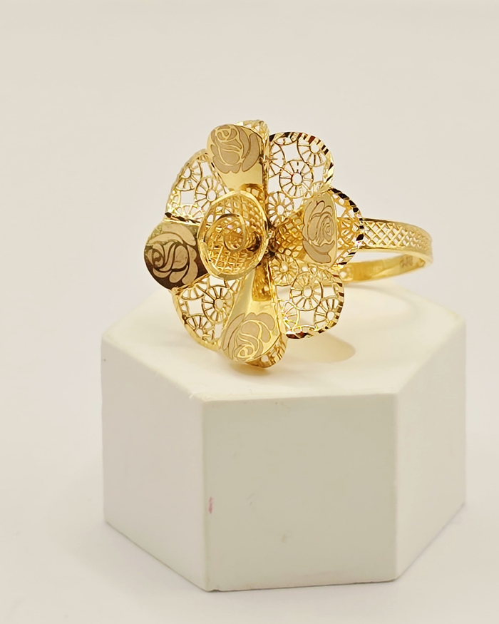 Rose Medallion Ring in 22ct gold — view 1