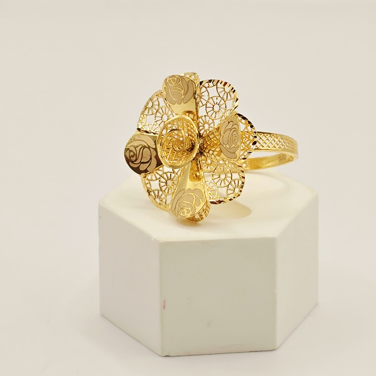 Rose Medallion Ring in 22ct gold — view 1