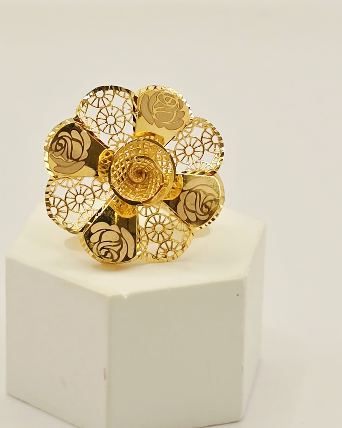 Rose Medallion Ring in 22ct gold — view 2