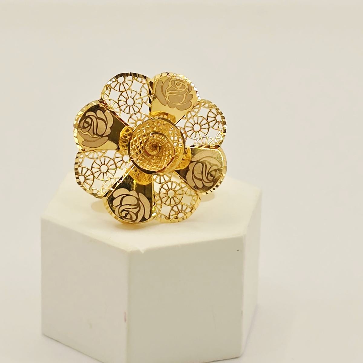 Rose Medallion Ring in 22ct gold — view 2