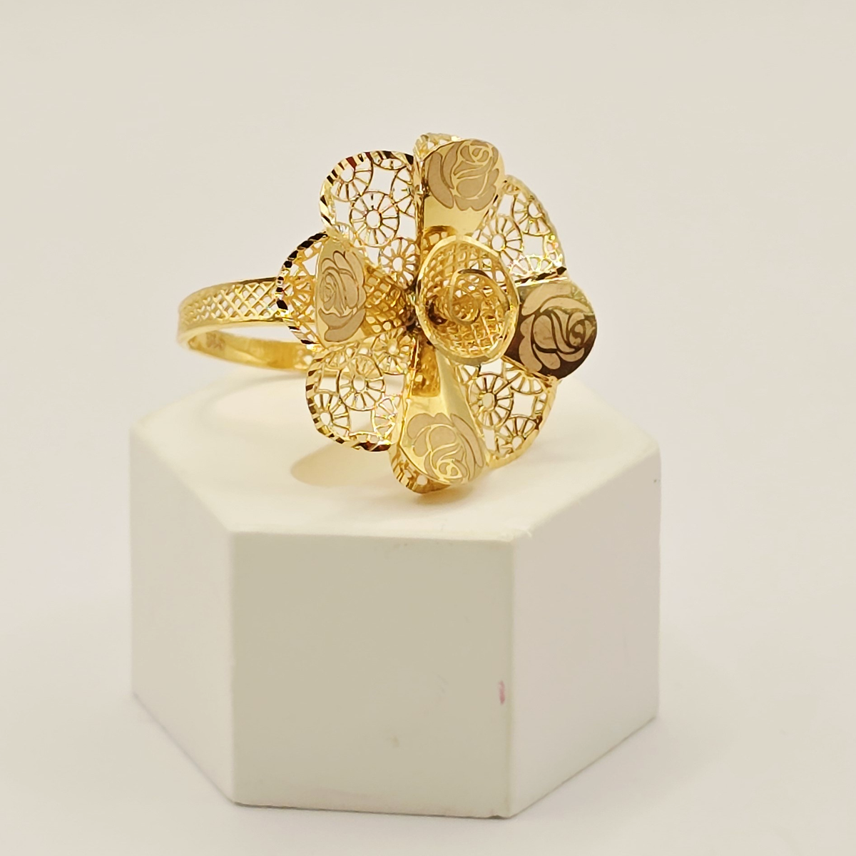 Rose Medallion Ring in 22ct gold — view 3