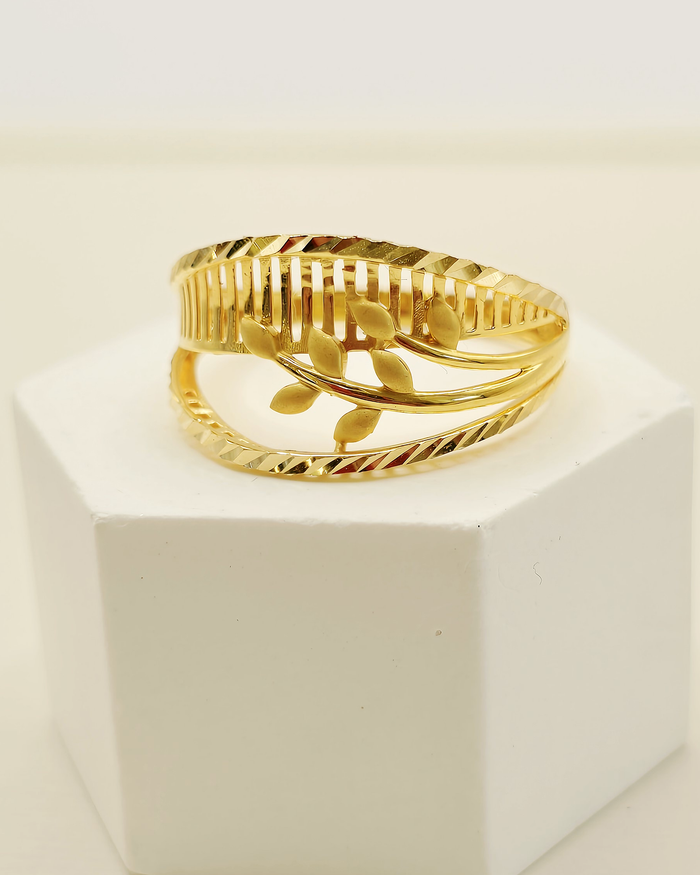 Leaf Band Ring in 22ct gold — view 1