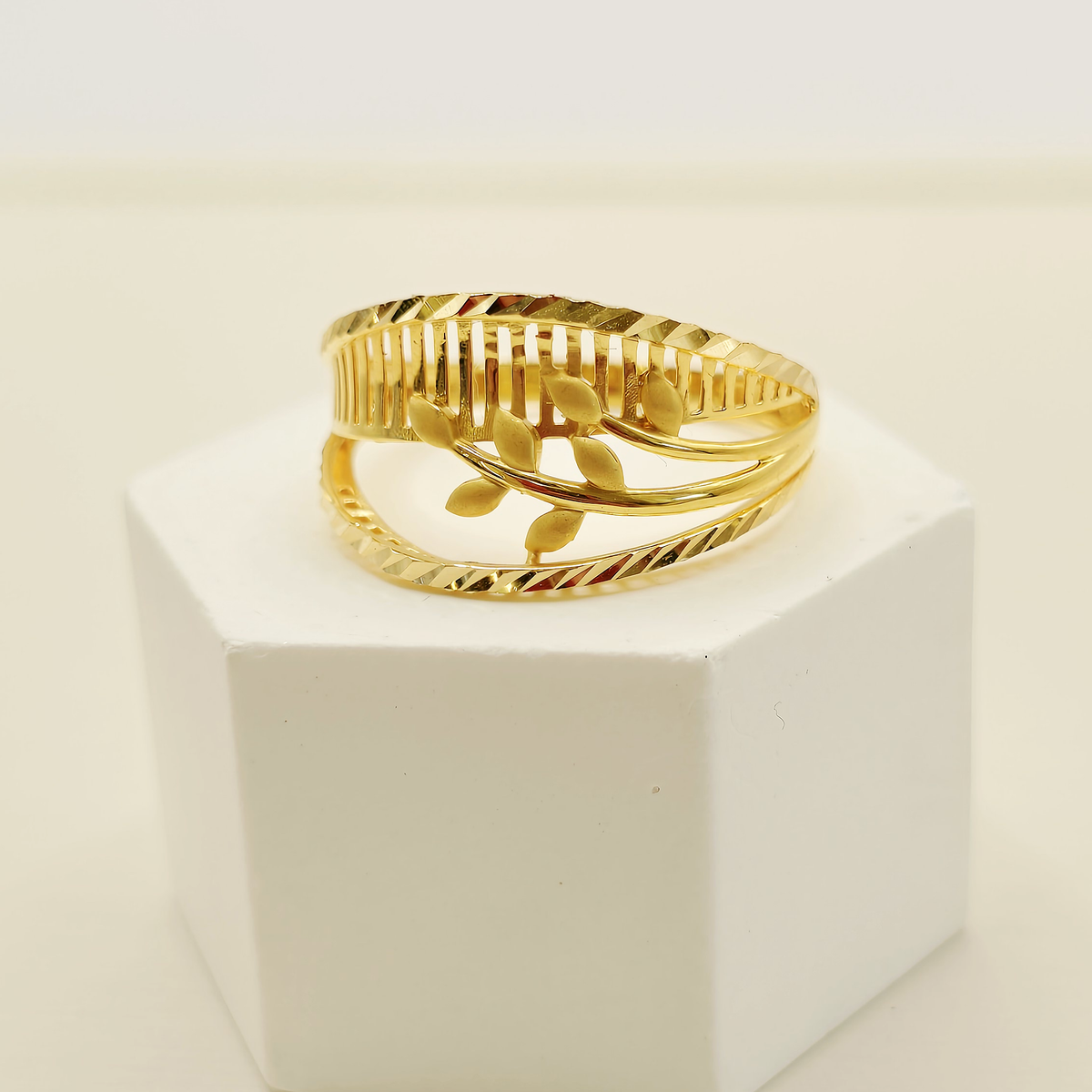 Leaf Band Ring in 22ct gold — view 1