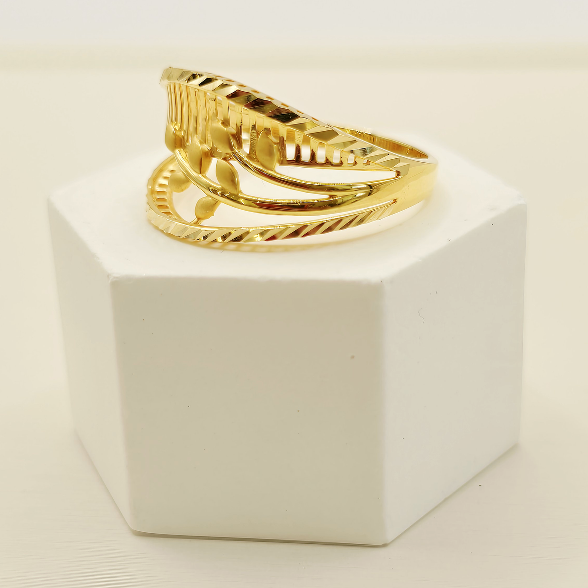 Leaf Band Ring in 22ct gold — view 2