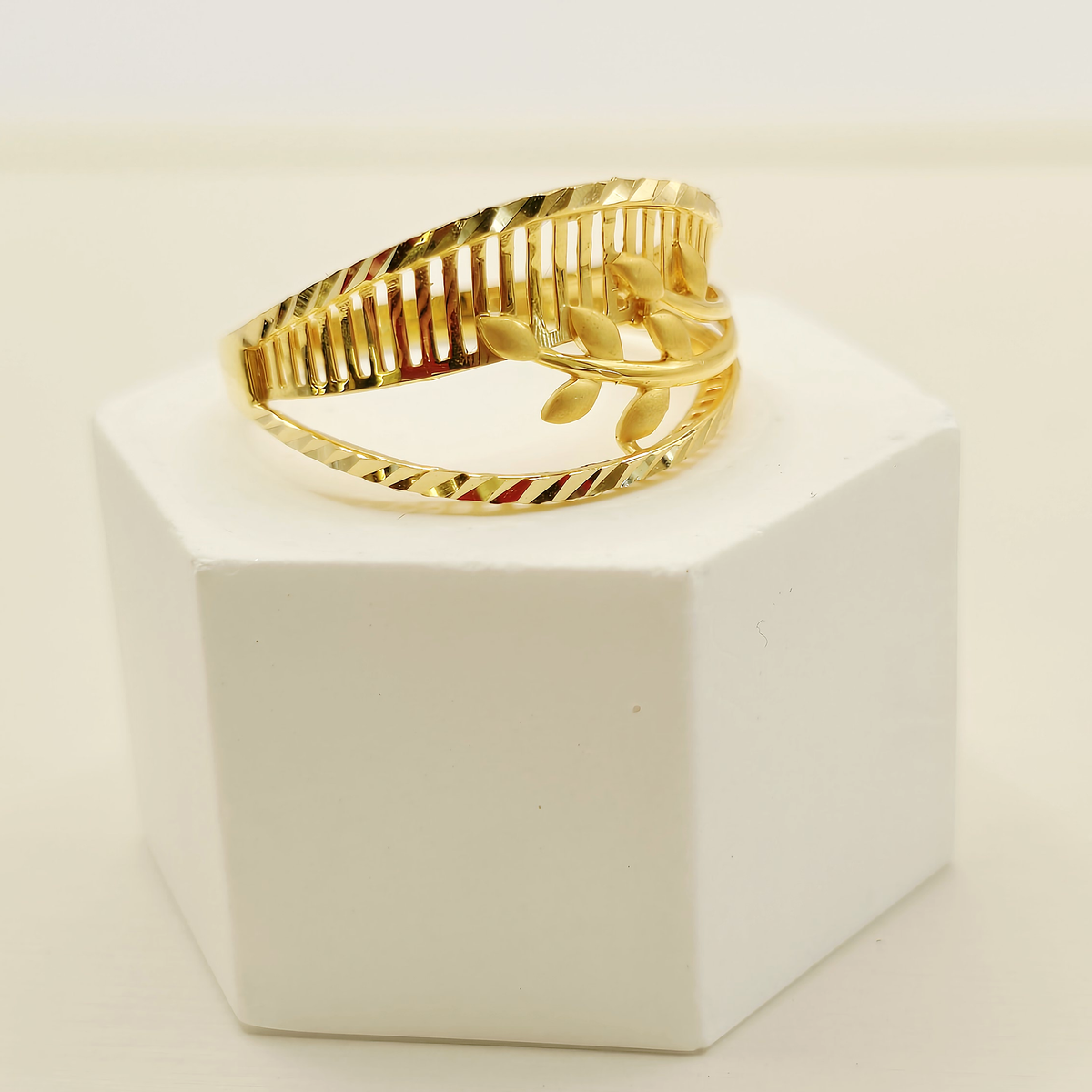 Leaf Band Ring in 22ct gold — view 3