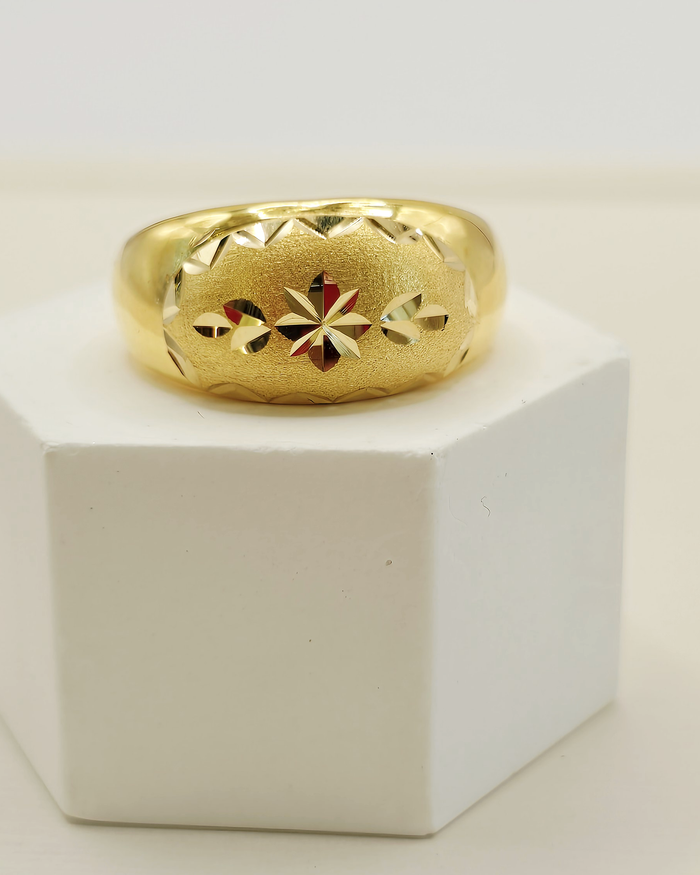 Star Cutout Band Ring in 22ct gold — view 1