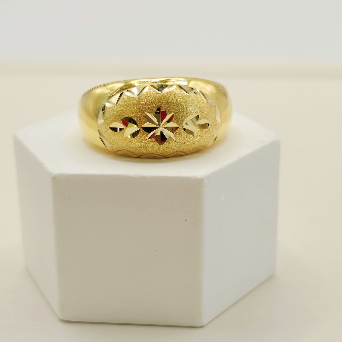 Star Cutout Band Ring in 22ct gold — view 1