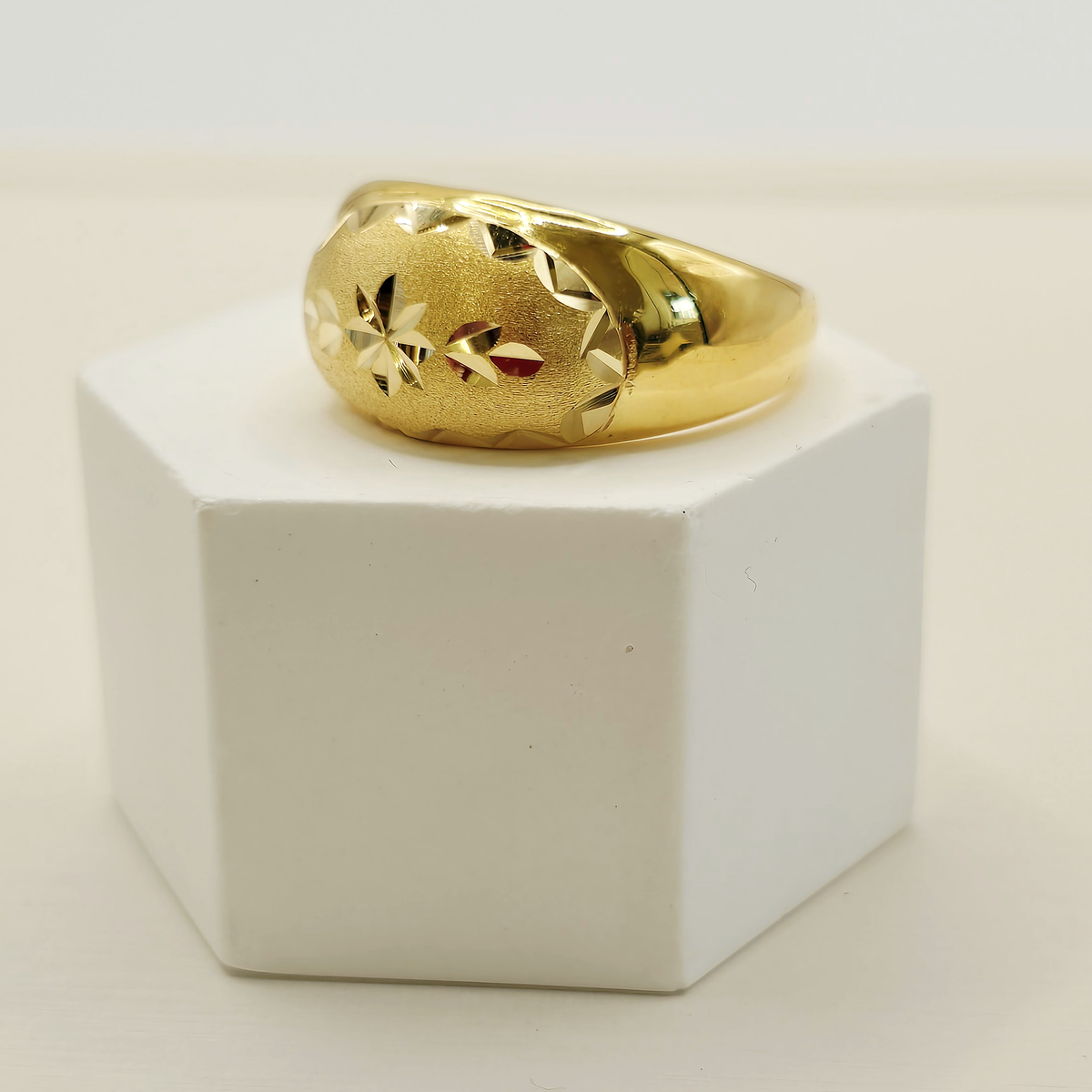 Star Cutout Band Ring in 22ct gold — view 2
