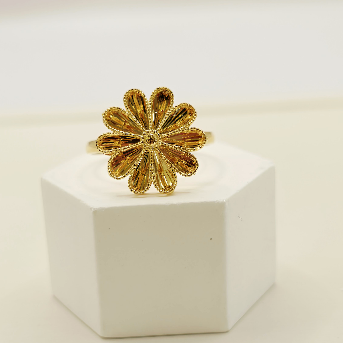 Daisy Ring in 22ct gold — view 1