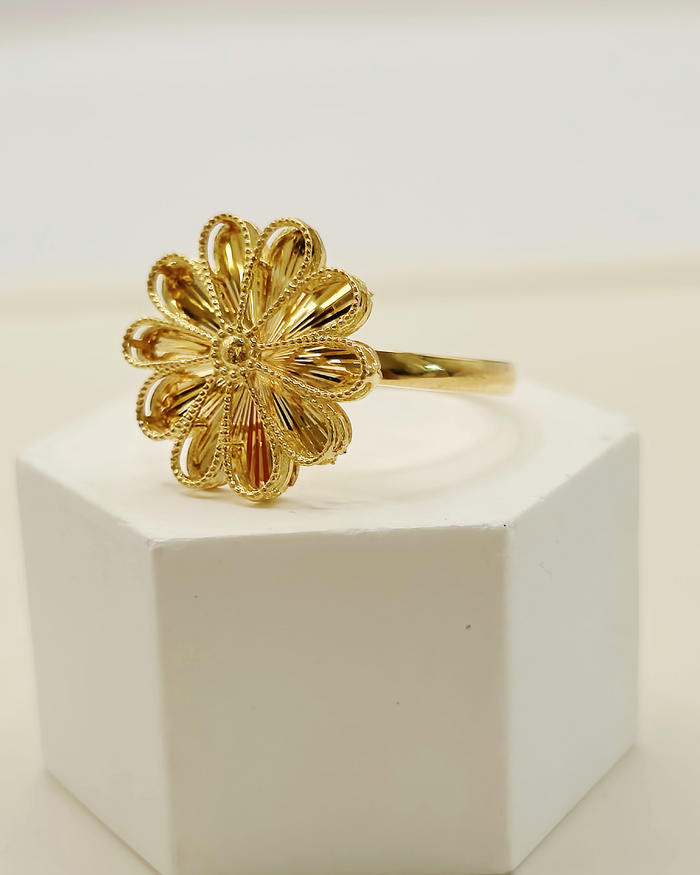Daisy Ring in 22ct gold — view 2