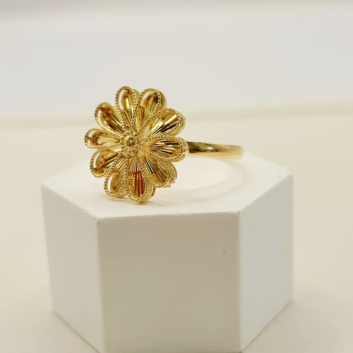 Daisy Ring in 22ct gold — view 2
