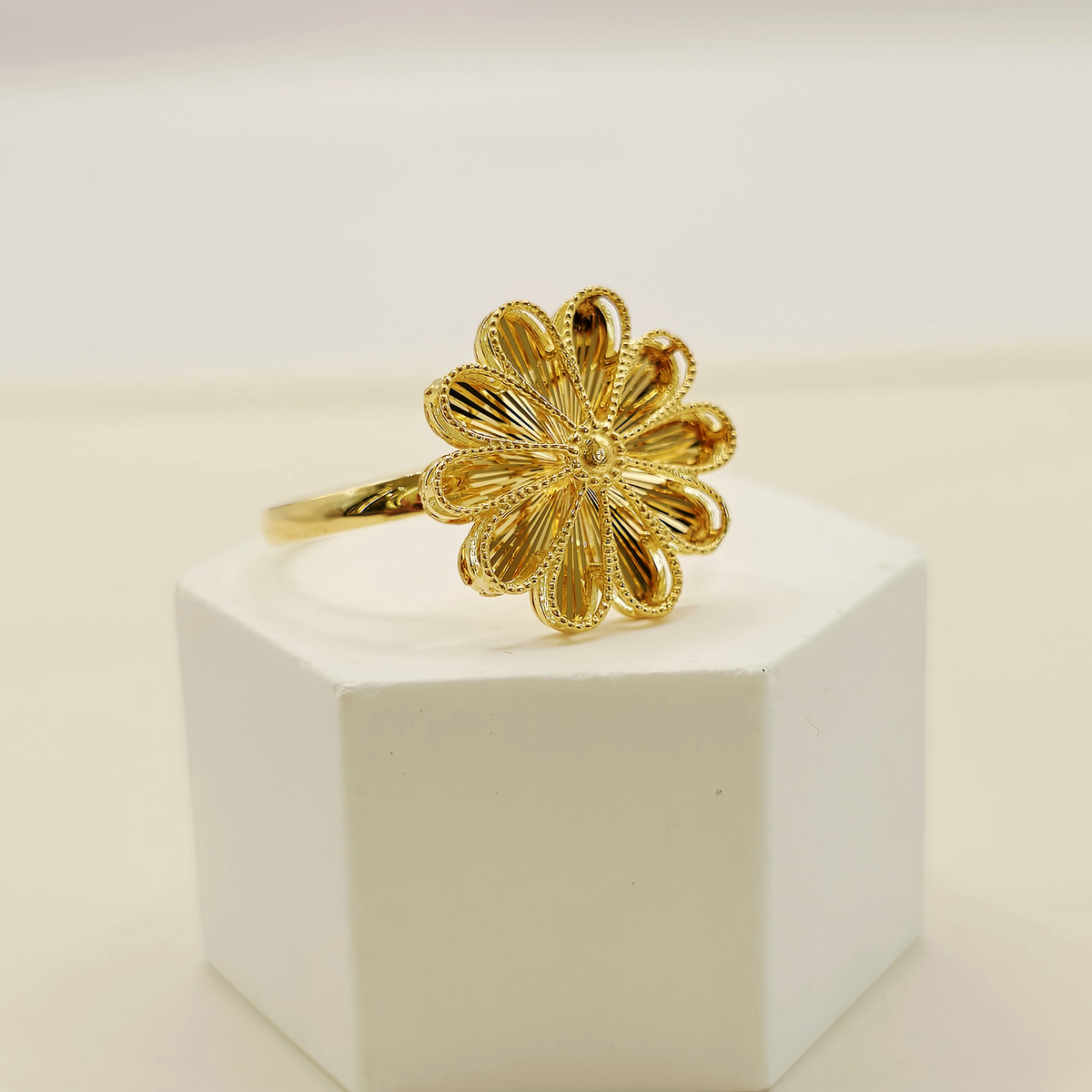 Daisy Ring in 22ct gold — view 3