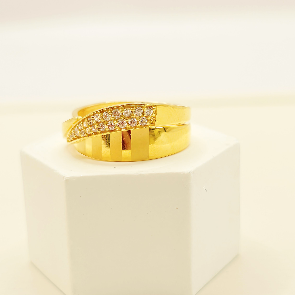 Pave Curve Ring in 22ct gold — view 1
