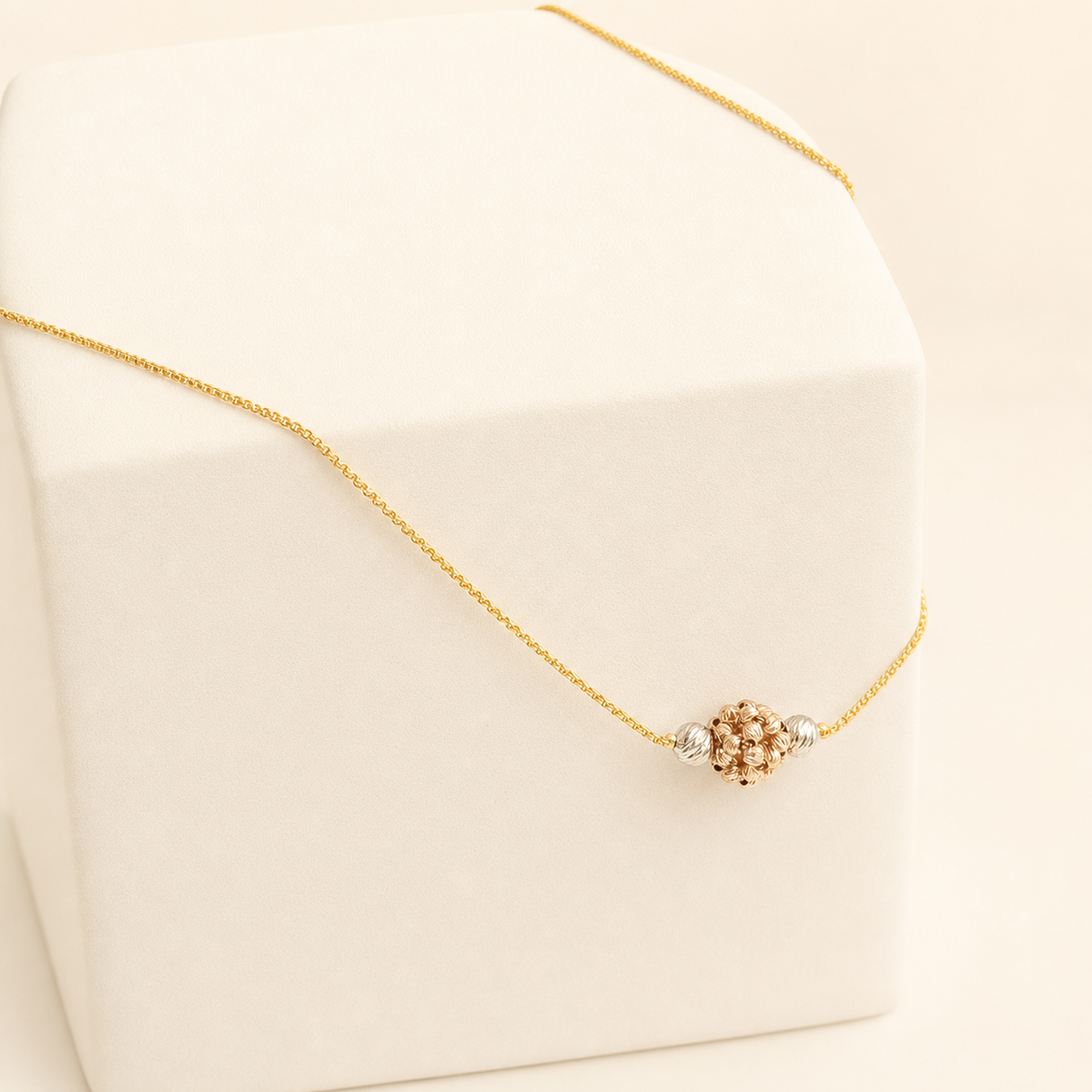 Rosette Small Necklace in 22ct gold — view 2